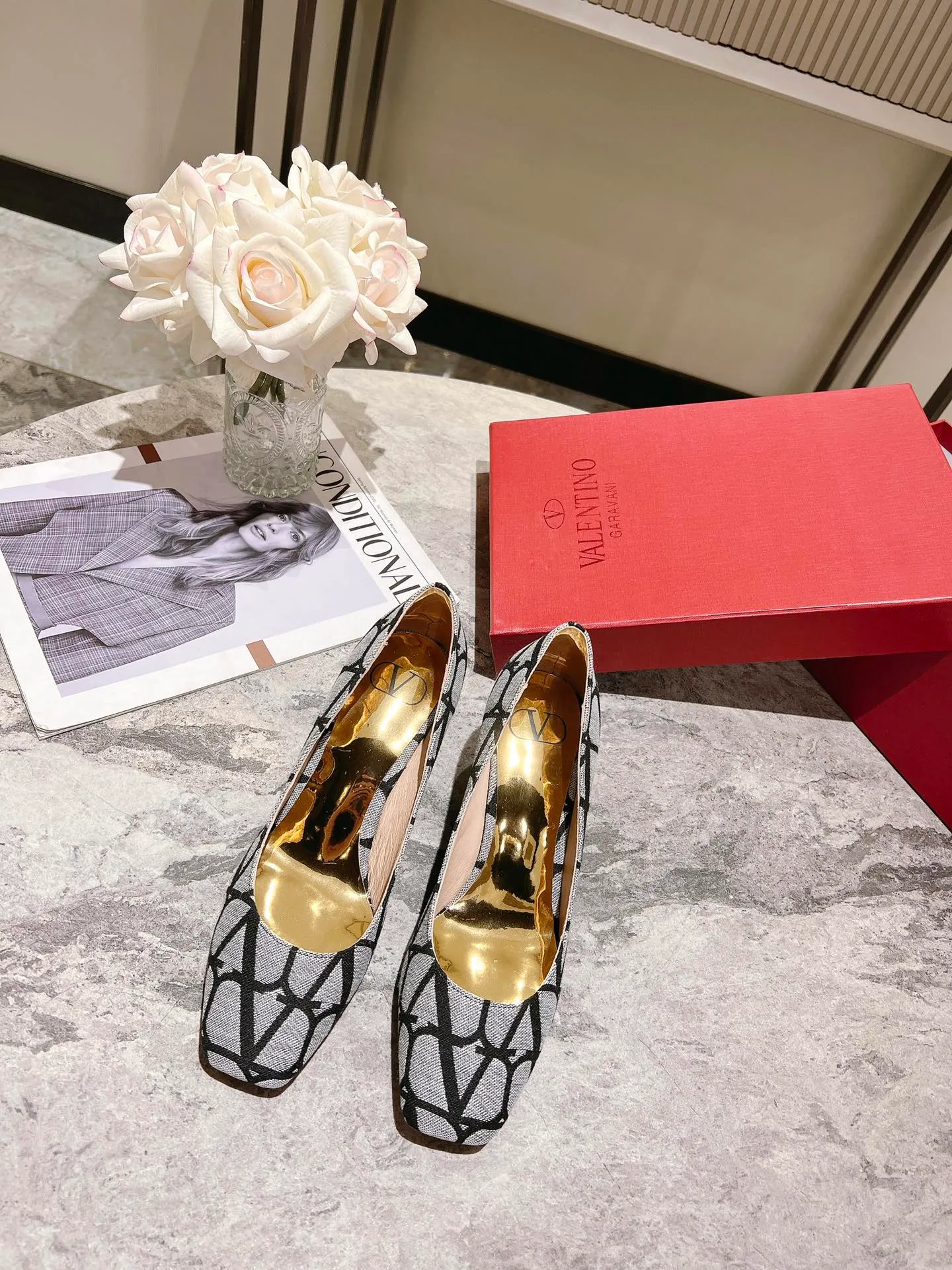 👟👟Ex-factory price 440👟👟 Genuine leather sole +40 Top version 𝑉𝐴𝐿𝐸𝑁𝑇𝐼𝑁𝑂 Valentino new spring and summer women's 5⃣️ color spring shoes. The unique [V logo fabric print pattern] brings out a full sense of high-end, and the new season will live up to expectations! Worth buying★Absolutely high-grade❥Original method, Absolutely sensual❥Elegant style, creating a different feeling, simple and elegant style!  Code number: 35-41 (34-42 customized) Fabric: Fabric printed cloth Lining: Sheepskin lining Heel height: 6cm～8.5cm2⃣️ options Leather outsole Rubber outsole